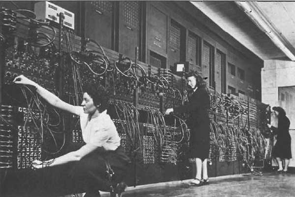 ENIAC: programare prin manevrarea cablurilor